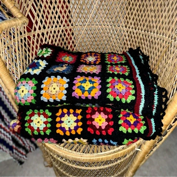 v i n t a g e :: Large Granny Square Crochet Blanket Throw Afghan - Picture 3 of 15